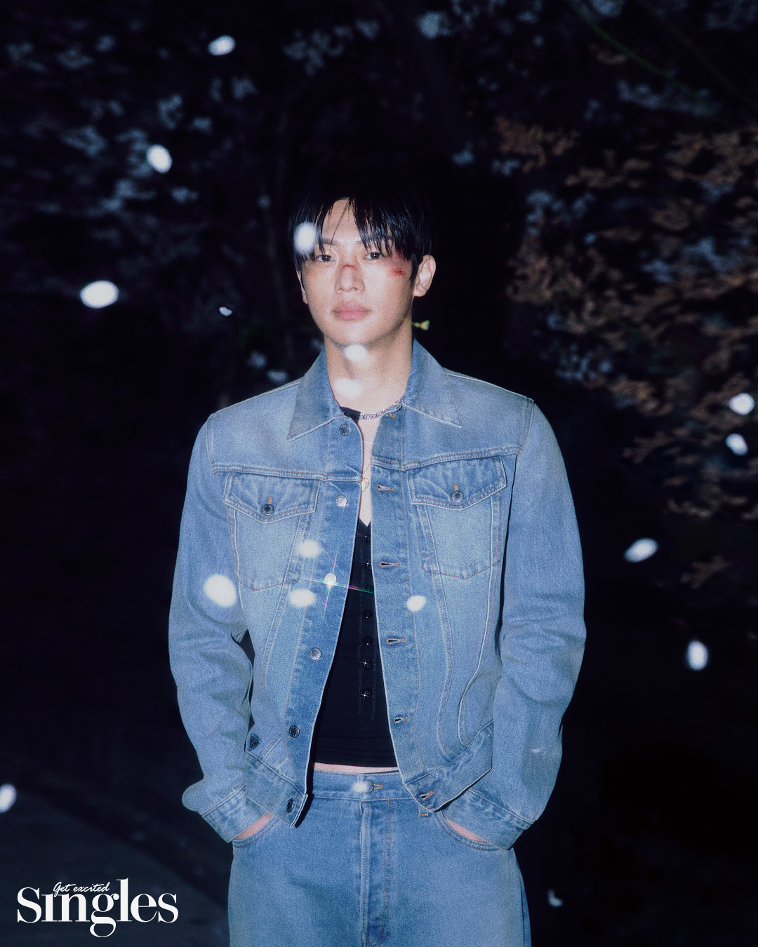이신영이 프라다의 데님 재킷과 데님 팬츠, 돌체앤가바나의 이너 톱, 스와로브스키의 네크리스를 착용하고 촬영한 싱글즈 화보